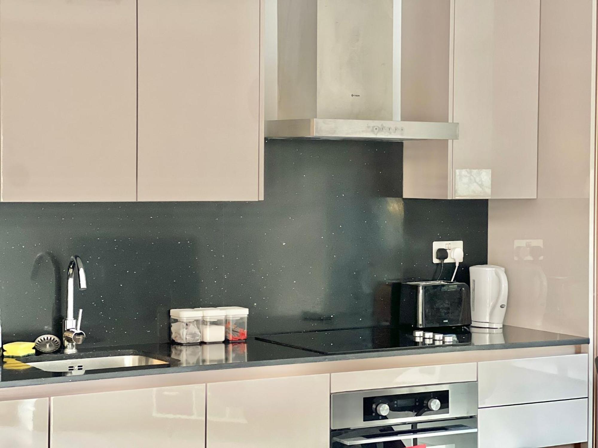Kensington House By Solitaire Suites Слау Екстериор снимка