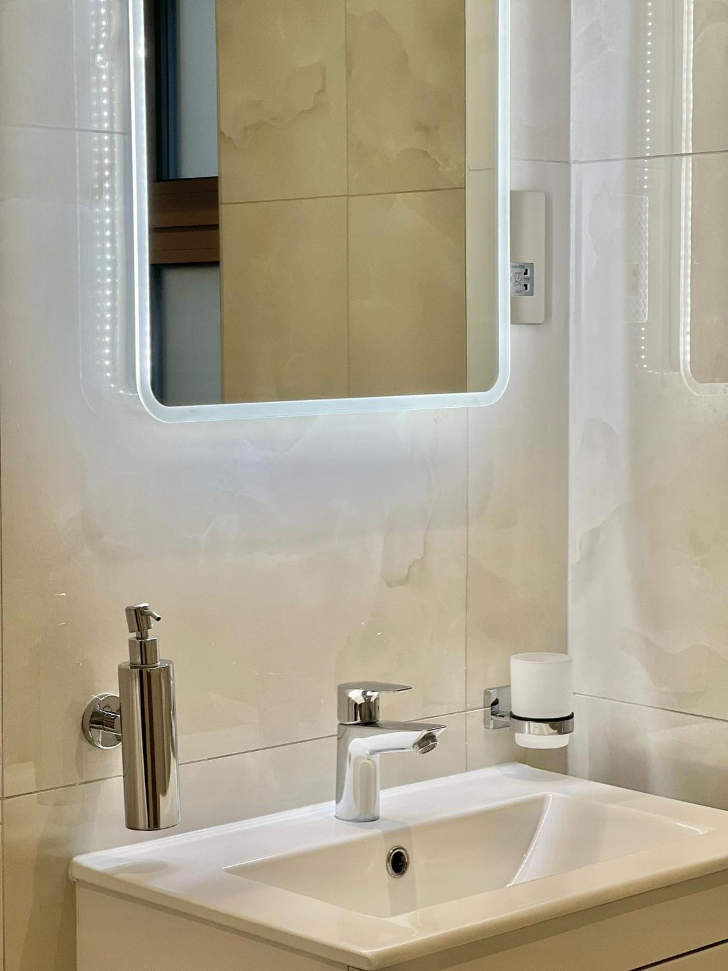 Kensington House By Solitaire Suites Слау Екстериор снимка