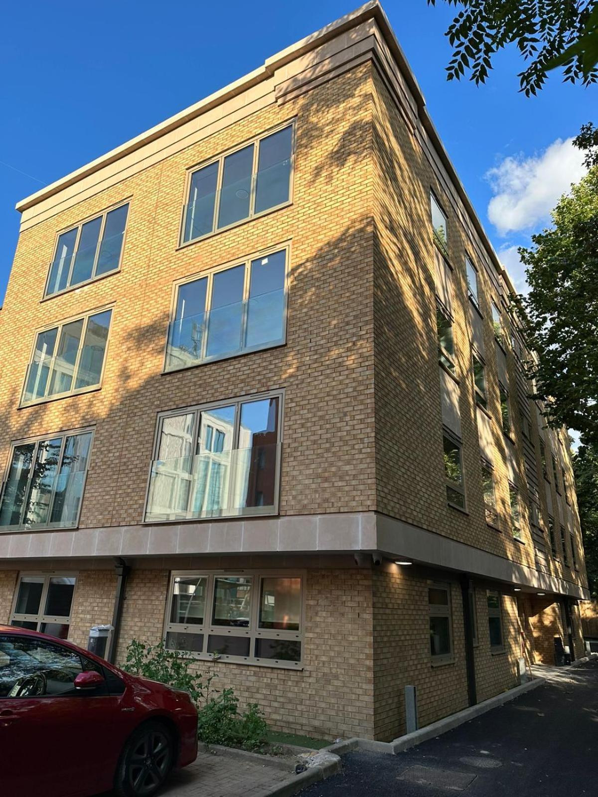 Kensington House By Solitaire Suites Слау Екстериор снимка