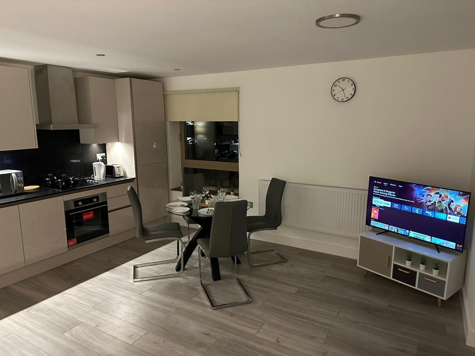 Kensington House By Solitaire Suites Слау Екстериор снимка